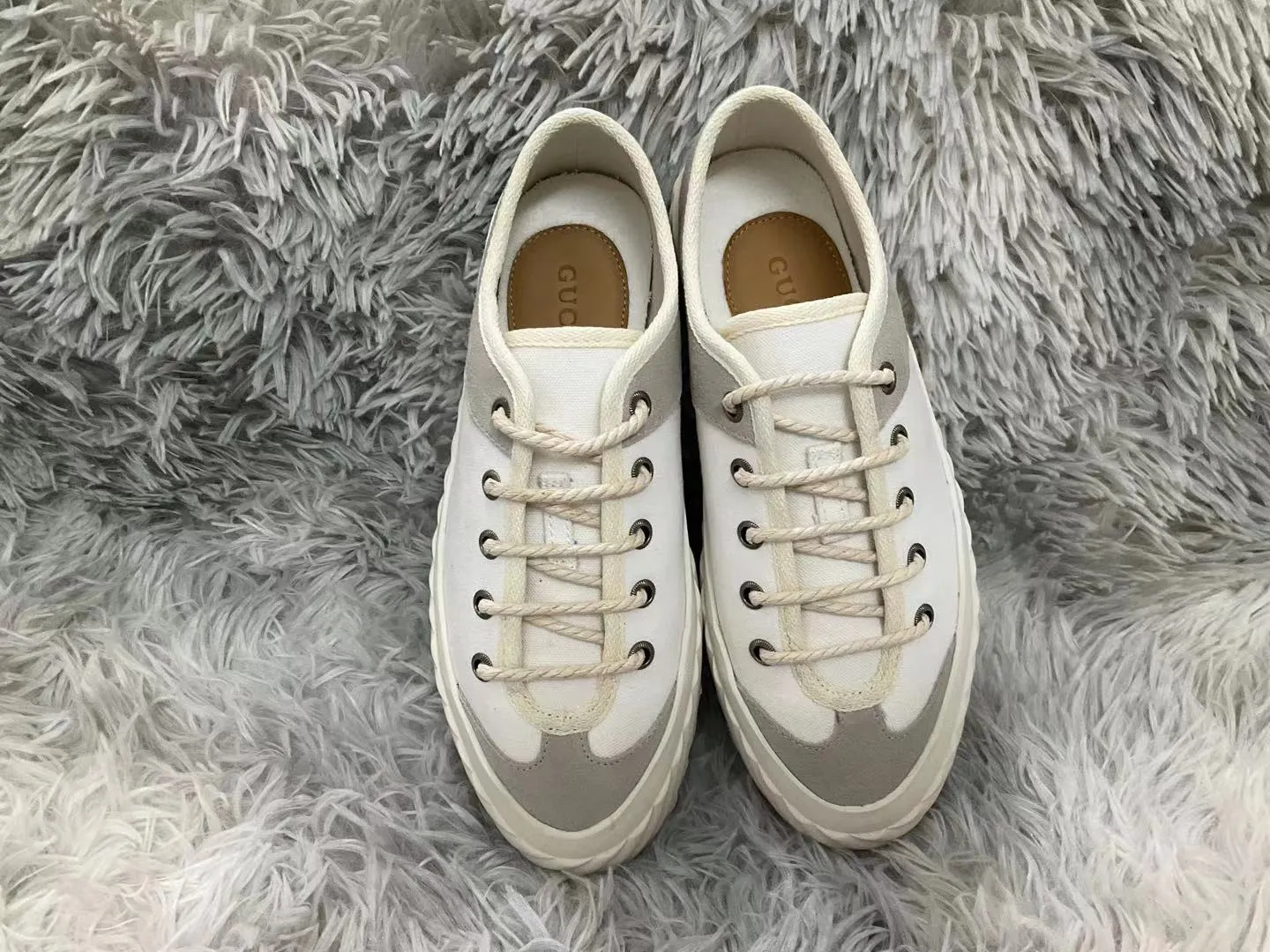 👟👟Ex-factory price 440👟👟 2023 Gucci casual sneakers, top version! 🌸1:1 reproduction. New model for early spring, creating a perfect style💣💣💣street style🔥🔥🔥cool and trendy C-level fashionable outfit with retro and futuristic feel🌹🌹🌹classic shoe shape + British color matching design, super attractive. All kinds of leather splicing, original reverse mold last, imported high-end knitting needle jacquard fabric showing exquisite texture! Open mold to customize high-density outsole. Comes fully packaged. Size: Female 35-41 Male 39-46